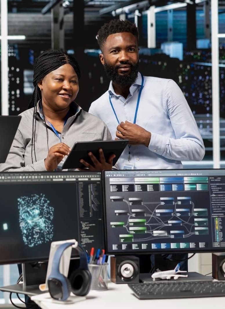 Équipe technique dans une salle informatique