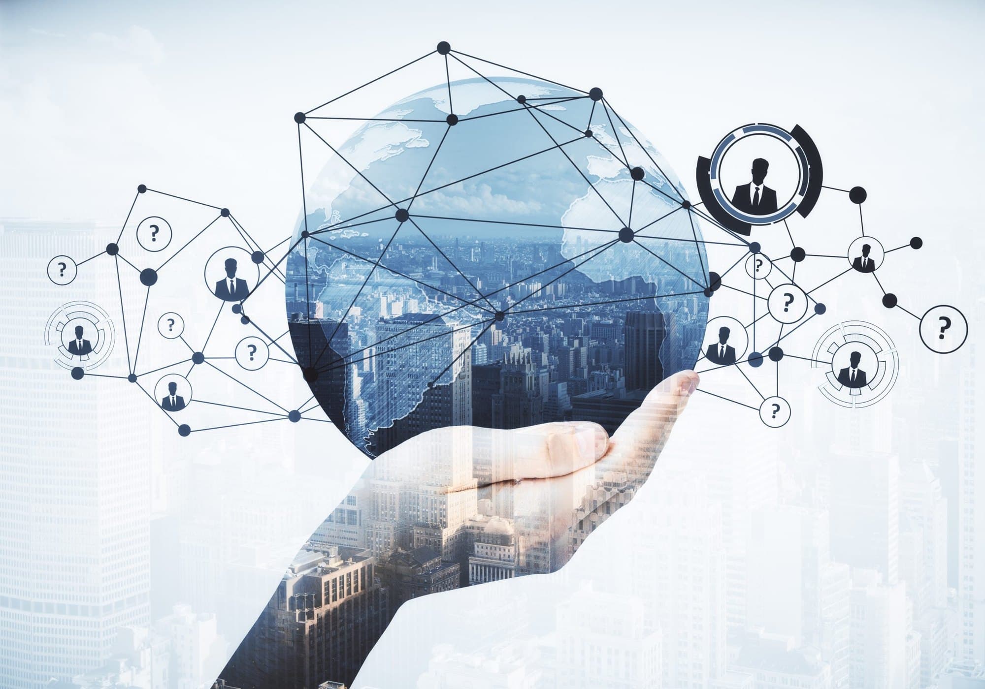 Main tenant un globe connecté au-dessus d’une ville