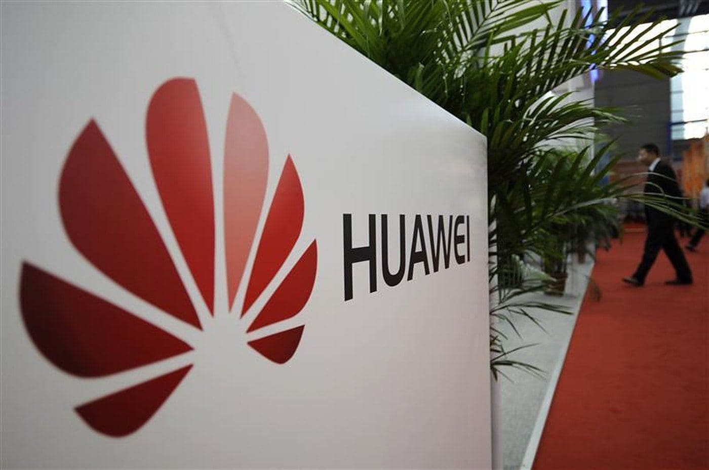 Enseigne Huawei sur un stand d’exposition
