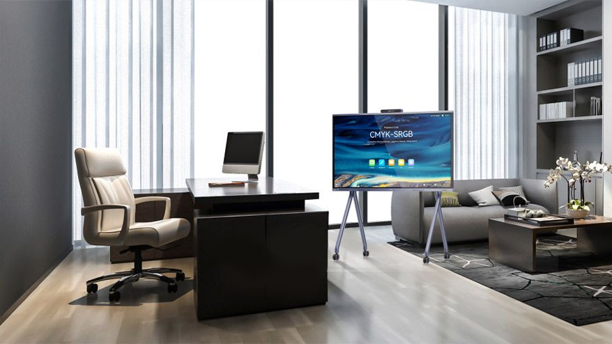 Huawei IdeaHub sur pied mobile dans un bureau de direction