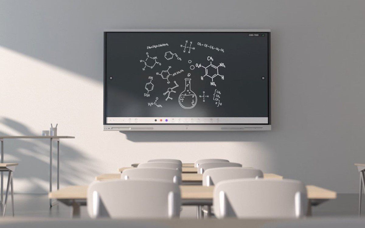 Écran Huawei IdeaHub dans une salle de classe