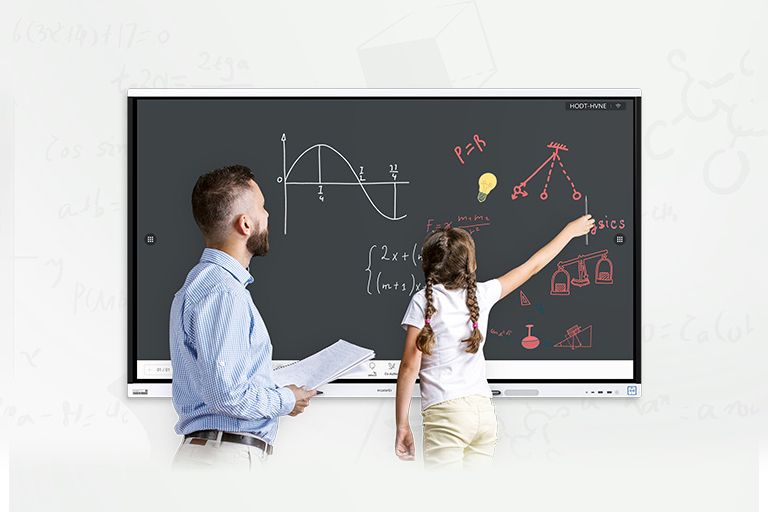 Enseignant et élève écrivant sur un écran Huawei IdeaHub