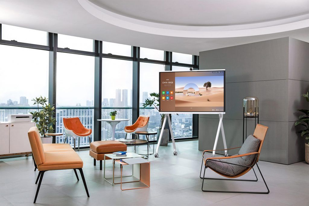 Huawei IdeaHub sur pied mobile dans un espace de travail ouvert