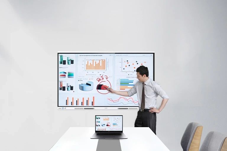 Présentation sur un écran Huawei IdeaHub avec partage depuis un ordinateur portable